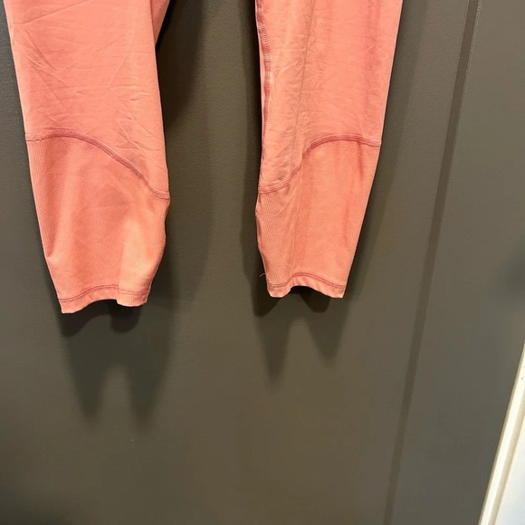 UNDER ARMOUR MADE IN JORDAN SIZE LG LEGGINGS NICE PINK LOOKS NEVER WORN POCKETS - Picture 4 of 4